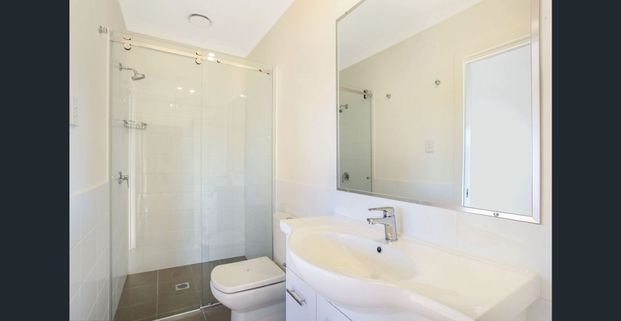 Airconditioned Modern 1-Bedroom Apartment - Photo 1