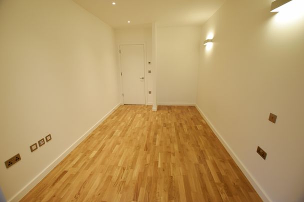 High Road, Broxbourne - Photo 1