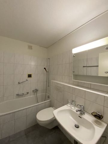 Zentral gelegene Wohnung mit grossem Balkon mit Aussicht - Photo 2