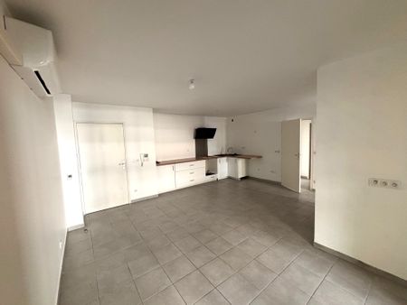 Location Appartement 3 pièces 65m² MARSEILLE 10ème - Photo 2