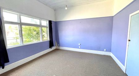 4 Bedroom Spacious Central Living - Photo 2