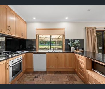 Large family home in Superb location - Photo 1