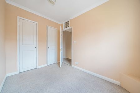 3 bedroom end of terrace house to rent - Photo 4