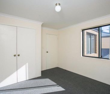 3x2 Street Facing Townhouse! - Photo 3