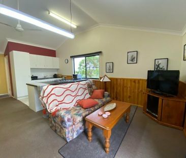 Fully furnished 1 bedroom granny flat - Photo 1
