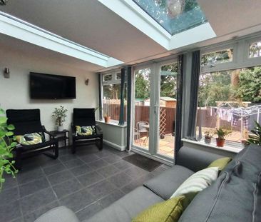 Sociable & spacious property with six ensuites, lounge and garden - Photo 5