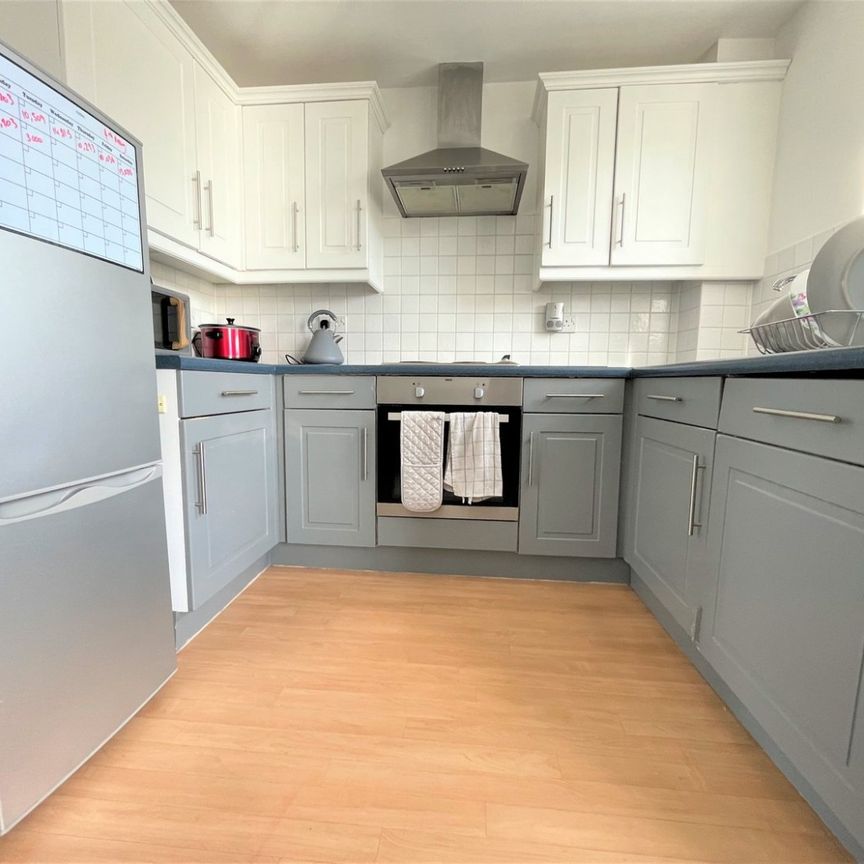 A 1 Bedroom Flat Instruction to Let in - Photo 1