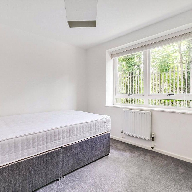 2 bedroom flat in London - Photo 1