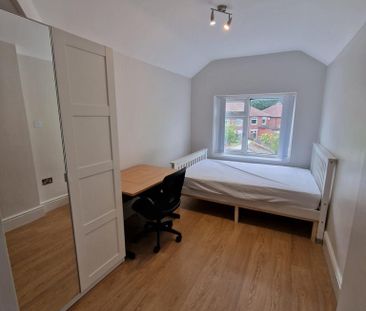 4 bedroom semi-detached house to rent - Photo 5