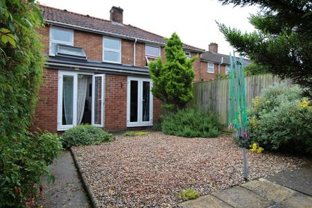 4 bedroom semi-detached house to rent - Photo 4