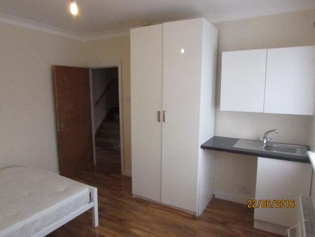 1 bedroom in a house share to rent - Photo 5