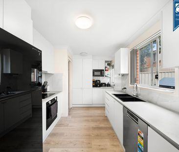 Beautifully Presented 3-Bedroom Townhouse in a Prime Location - Photo 4