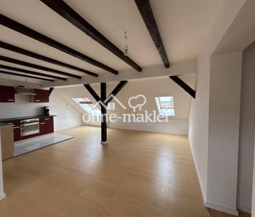 4-Raum DG-Appartment mit großen Fenstern und offener Einbauküche - Photo 1