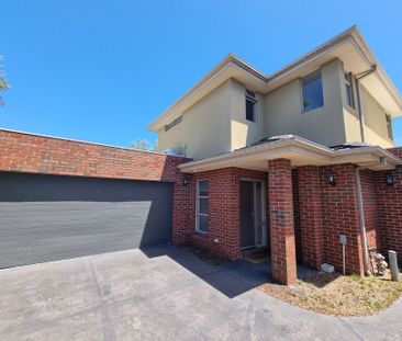 Modern Townhouse in Prime Location&period; - Photo 2