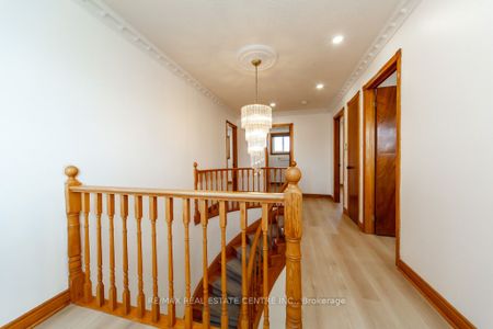 Detached Home For Lease | W8129796 - Photo 4