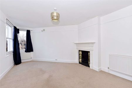 Lovely cottage in great position with garden and garage - Photo 3