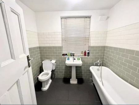 1 bedroom in a house share to rent - Photo 3