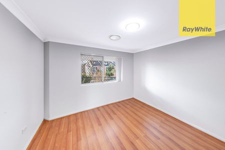 Modern 3 bedroom townhouse. Large, private, sunny courtyard. - Photo 5