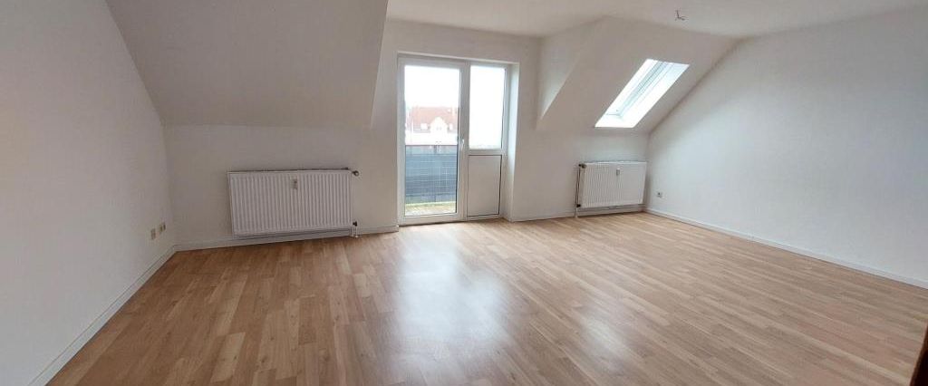 Newly renovated for you – 3-room apartment on the top floor with balcony – available from 01.12.2025 - Photo 1