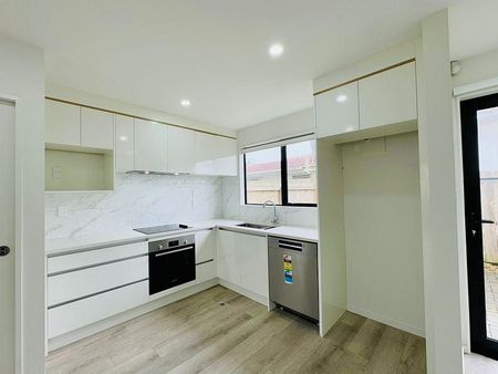 3 Bedroom + 2 Bathrooms Townhouse - Photo 2