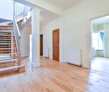 Spacious six bedroom home with double garage and garden located in ... - Photo 2