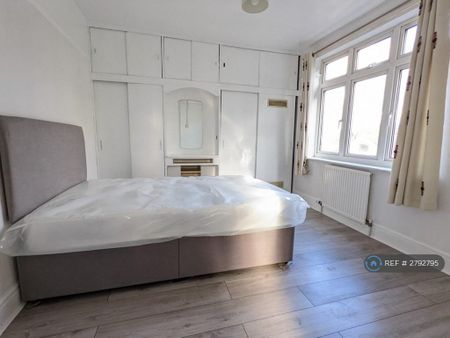 4 bedroom semi-detached house to rent - Photo 5