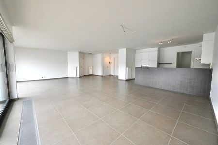 ONGEMEUBELD - Woonappartement in een rustige residentie, op de Lippenslaan (10m façade!). - Photo 2