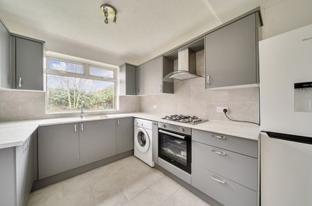 4 bedroom semi-detached house to rent - Photo 5