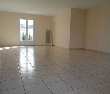 A LOUER - Maison de 2006 - 94.30m² avec jardin et garage - Photo 3