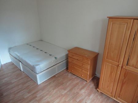 8 bedroom semi-detached house to rent - Photo 4