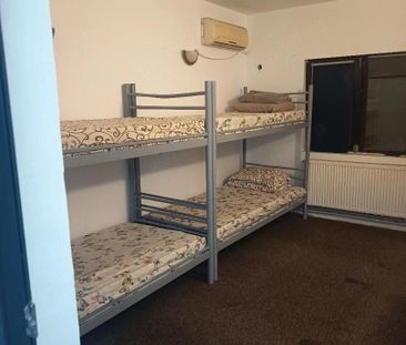 Mamaia Nord, de inchiriat vila pentru muncitori - Photo 5