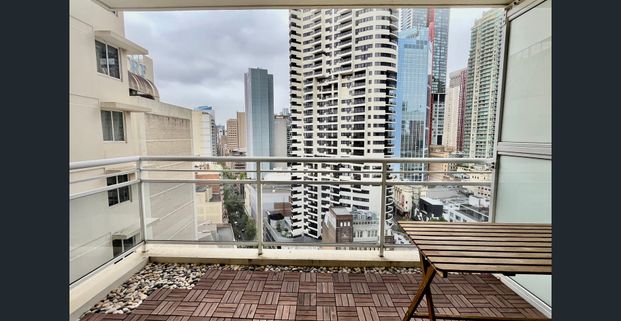 Spacious 1-Bedroom Apartment in the Heart of Sydney CBD with Balcony and Stunning Views - Photo 1