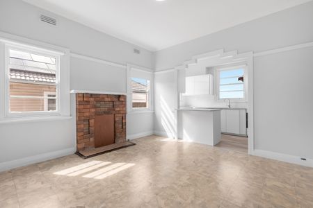 Versatile Family Home with 4 Bedrooms & Dual Kitchens - Photo 2