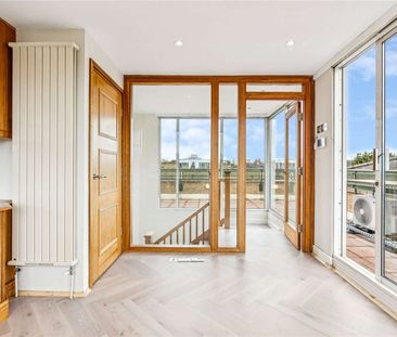 A modern three bedroom town house with river views and roof terrace... - Photo 5