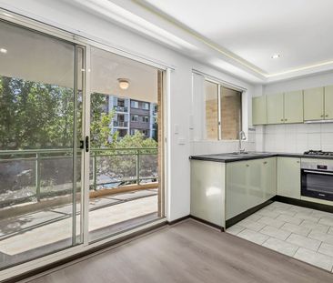 RENOVATED SPACIOUS APARTMENT | WALK TO STOCKLAND & STATION! - Photo 5