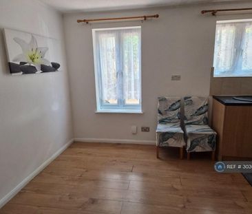 2 bedroom maisonette to rent - Photo 1