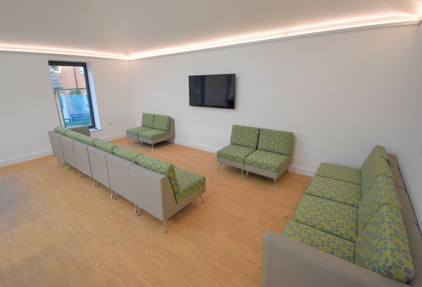 7 Bed End Terrace, Hillside Court, RG1 - Photo 1