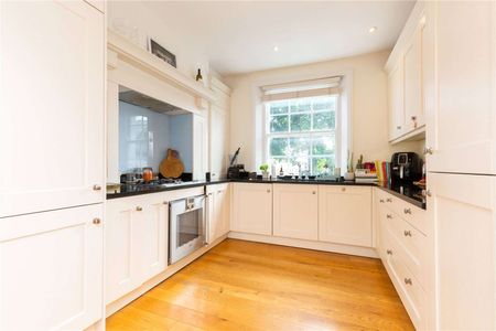 A fabulous upper maisonette over three levels with direct views of Arlington Square. - Photo 2