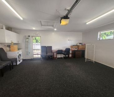 Charming 3BR Home by Hamilton Lake - Photo 5