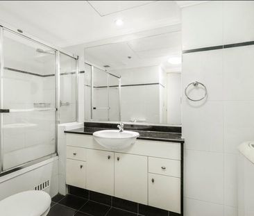 Fully Furnished - Spacious Studio Home - Photo 3