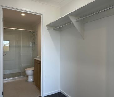Spacious Near New 3 Bedroom House - Photo 3