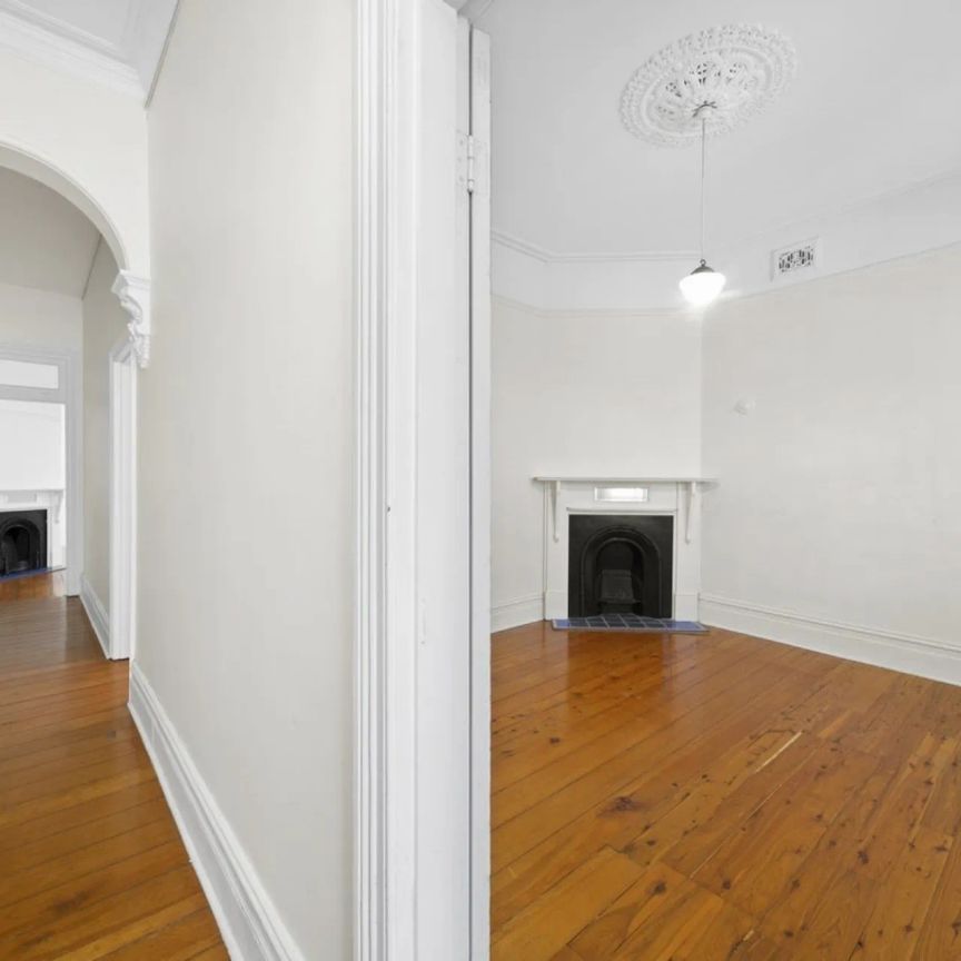 Charming Two-Bedroom Terrace with Sunny Courtyard Oasis in Queens Park - Photo 1