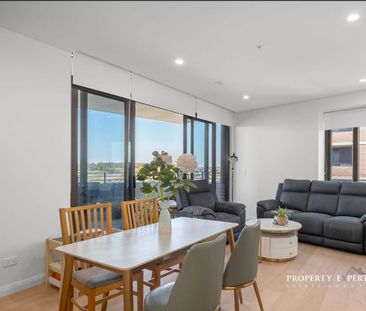 Spacious 2-Bedroom Unit in Shopping Village & Walk to Tallawong Metro - Photo 2