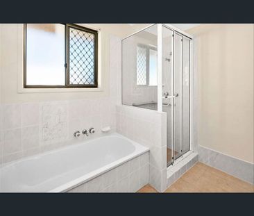 Family Living in a Peaceful Cul-De-Sac – Walk to School - Photo 6