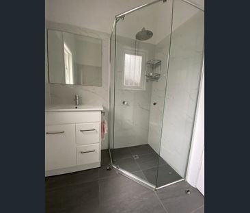 Gorgeous and Spotless small family home - Gardener included! - Photo 4