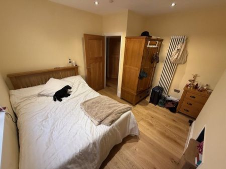 4 bedroom flat to rent - Photo 2