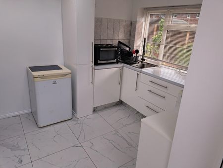 1 Bed Bungalow, Lulworth Green, SO16 - Photo 2