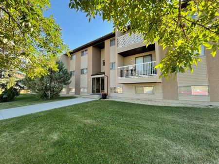 Pinecrest Apts - PARKING SPACE, HEAT & WATER INCLUDED - Photo 2