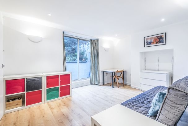 Avenue Crescent, London, W3 - Photo 1