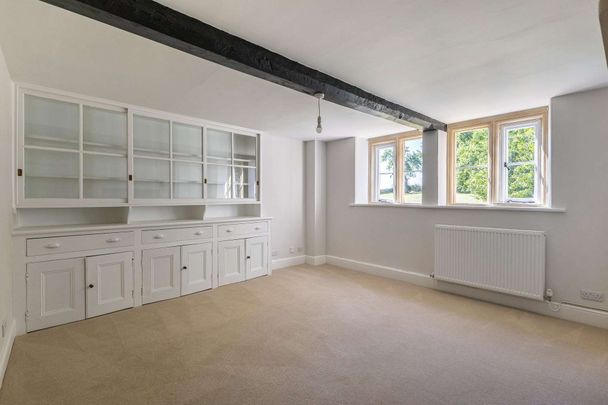 Coming Soon – A beautifully refurbished five-bedroom listed farmhouse set in a sought-after rural position at Wormwood Farm, offering an exceptional blend of ch - Photo 1